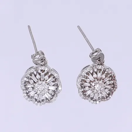 Ett par örhängen med diamanter 2x ca 0,03ct 32x ca 0,01ct 80x ca 0,005ct samt 16x baguetteslipade ca 0,02ct, totalt ca 1,16ctv, höjd 19mm bredd 13mm, saknar snurrebussar, stämplade T524 saknar karathaltstämplar, saknar snurrebussar, vitguld 18K Vikt: 5,5 g