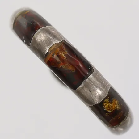 Ring med bärnstenar, stl: 15½, bredd: 2 - 3mm, bruksslitage, silver. Vikt: 2 g