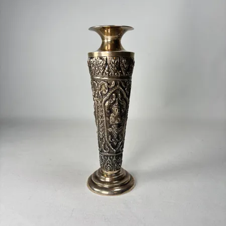 Vas thailändsk dekor i relief höjd 18cm, stämplad "Sterling Thailand", fot Ø6cm, fylld fot silver 925/1000 Bruttovikt: 282,7g Vikt: 282,7 g