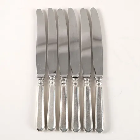 Sex matknivar, blad i rostfritt stål, finska stämplar, år 1915, längd: 25,5cm,  monogramgravyr, bruksslitage, bruttovikt: 459,3g. 