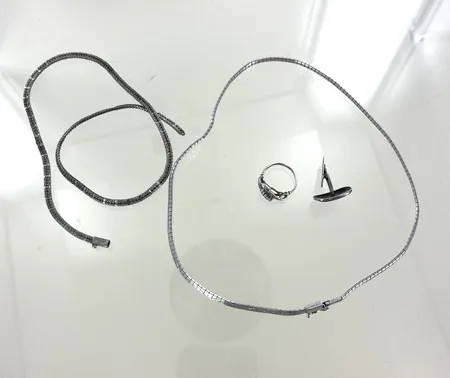 Div silver, defekter, silver Vikt: 32,1 g