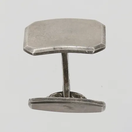 En udda manschettknapp, 20 x 13mm, bruksslitage, 835/1000 silver. Vikt: 5,1 g