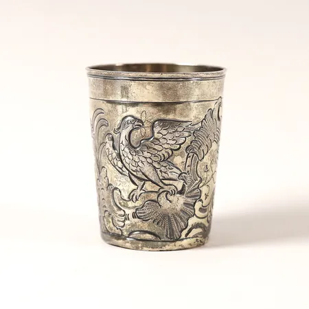 Bägare,  Moskva, Ryssland, 1700-talets andra hälft, driven och ciselerad dekor av rocialler och fåglar, höjd 7,5cm, ej identifierad mästare, invändigt spår av förgyllning, botten med lagning, åldersbetingat slitage, silver. Vikt: 55,4 g