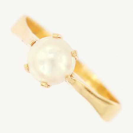 Ring med odlad pärla, stl 18¼, bredd 3-7mm, 18K  Vikt: 2,7 g