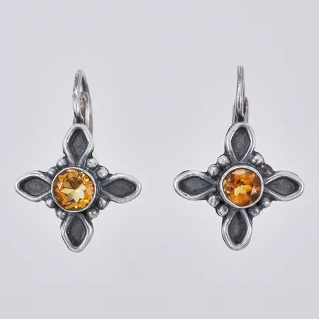 Ett par örhängen med färgade stenar längd: ca 2,1cm, bredd: ca 15mm, silver 925/1000 Vikt: 4,3 g