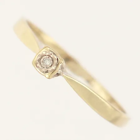 Ring med en diamant ca 0,005ct, stl: 18, bredd: 1,3-3,5mm, vitguld, behov av omrodiering, 18K  Vikt: 1,6 g