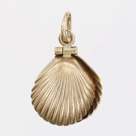 Hänge i form av en mussla med pärla, längd inkl. ögla: 20mm, bredd: 10mm, öppningsbar, bruksslitage, ojämnheter, 14K guld.  Vikt: 0,9 g