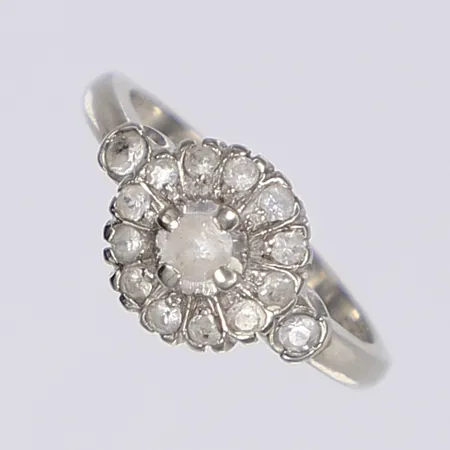 Ring med vita stenar stl 16, bredd 1,5-9mm, gravyr, vitguld 18K Bruttovikt: 3,6g Vikt: 3,6 g