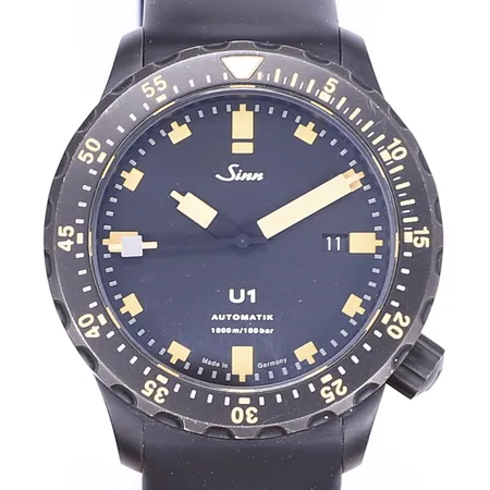 Herrur Sinn U1, Ø44mm, automat, datum, tegimenterat ubåtsstål, svart PVD, serienummer 1010.17672. silikonband, originalspänne med dykarförlängning, passar handled ca 18-18,5cm, bruksslitage, med sliten box, manual, kvitto, cert och värderingsutlåtande från Erikson Urhandel 2017