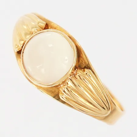 Ring med vit sten, stl 17¼, bredd 2-8mm, gravyr, bucklig skena, 18K  Vikt: 1,4 g