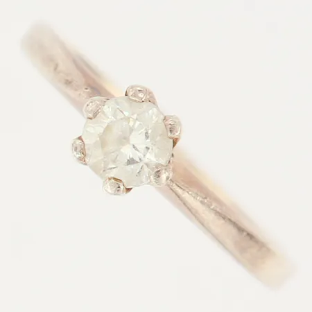 Ring med vit sten, stl: 18¾, bredd: 1,6mm, silver 925/1000  Vikt: 2 g