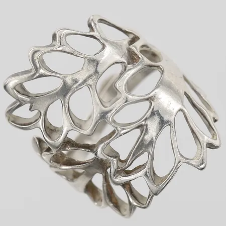 Ring med genombruten dekor, stl: 16½, silver 925/1000 Vikt: 4,4 g