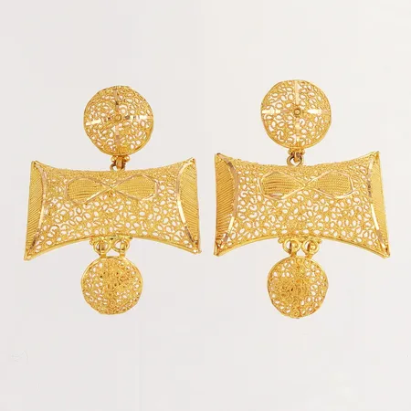 Ett par örhängen med filigran arbete, längd: 55mm, bredd: 12,4-36,6mm, 21K  Vikt: 23,1 g