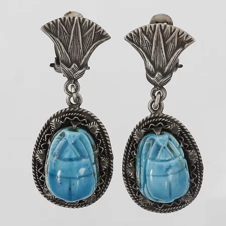 Örhängen med skarabéer i keramik, turkos glasyr, höjd 53mm, bredd 22mm, clips, Egyptiska stämplar, silver 800/1000 Vikt: 22,3 g