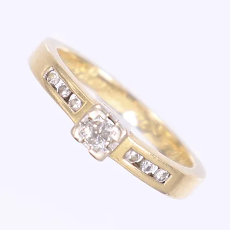 Ring med dia 4x ca 0,01ctv prinsesslipade och 6x ca 0,02ctv briljantslipade stl 16¾ bredd 2-4mm gravyr 18K Vikt: 3,5 g