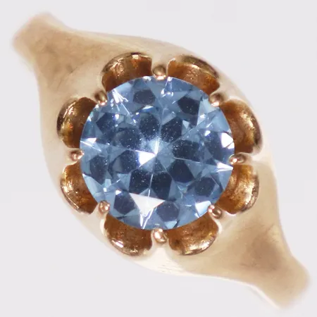 Ring ljusblå syntetisk spinell, stl 18¾, bredd 2,8-11mm, Hallberg år 1950, 18K  Vikt: 5,7 g