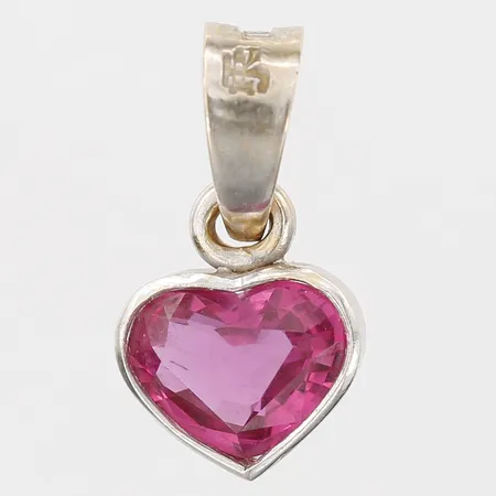 Hänge med syntetisk hjärtformad rubin, ca 1,50ct, höjd 17mm, 18K vitguld Vikt: 1,5 g