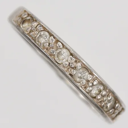 Ring med vita stenar, stl: 15½, bredd: 3mm, bruksslitage, 925/1000 silver. Vikt: 1,9 g