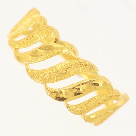Ring med dekor, stl: 17¾, bredd 1,8-8mm, bucklig/skev, 21K.  Vikt: 1,6 g