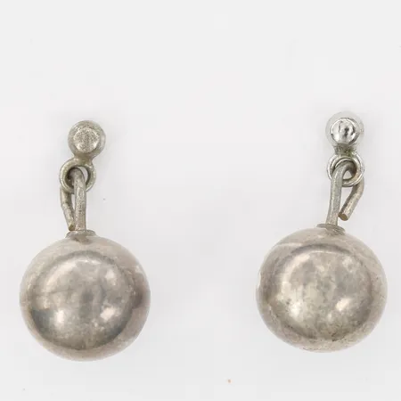 Örhängen med kulor, höjd 18mm, bredd 10mm, ostämplade, silver 830/1000 Vikt: 3 g