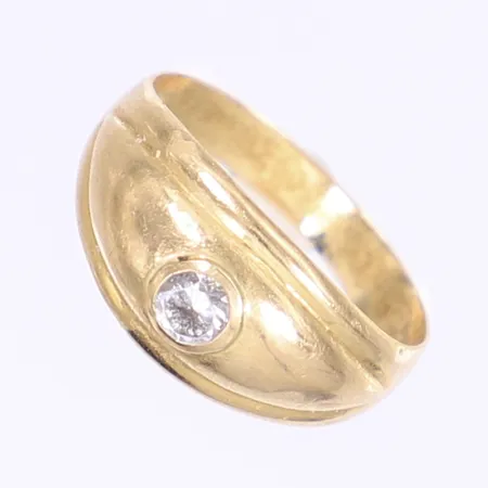 Ring med vit sten stl 16½ bredd 3-9mm ostämplad 18K Vikt: 1,9 g