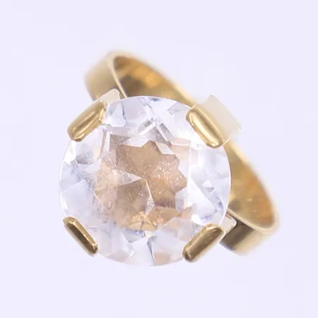 Ring med vit sten stl 16¾, bredd 3-13mm, stämplad "MV 18K Design GF" samt importstämpel, 18K Vikt: 4,4 g