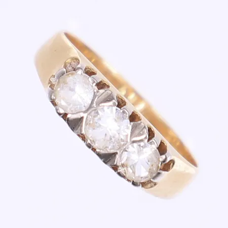 Ring med vita stenar stl 18¾, bredd 4-6mm, svenska stämplar, 18K Vikt: 4,2 g