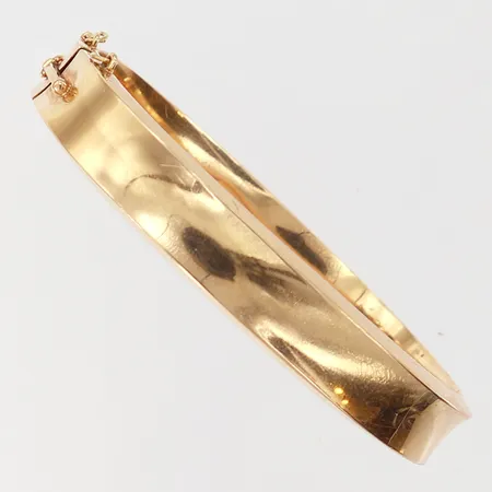 Armring med säkerhetskedja i 18K, Ø 56mm, gravyr, repig, 14K  Vikt: 16,8 g