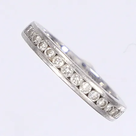 Halvalliansring med diamanter 15x ca 0,03ct, stl 16½, bredd 3mm, repig, gravyr, vitguld 18K Vikt: 4,5 g