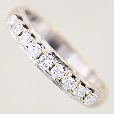 Ring med diamanter 9 x ca 0,04ct, stl 17¾, bredd 3,3-3,8mm, spricka i skenan, behov av omrodiering, vitguld, 18K  Vikt: 3,8 g