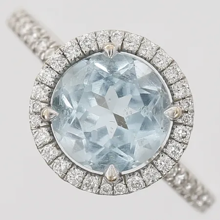 Ring med topas samt diamanter, topas ca 2,25ct, briljantslipade diamanter 8 x ca 0,005ct samt 52 x 0,01ct, totalt ca 0,56ct, stl: 15½, 18K vitguld Vikt: 3,5 g