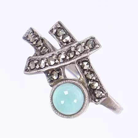 Ring med grön sten och markasiter stl 17¼, bredd 1-13mm, silver 830/1000 Vikt: 2,7 g