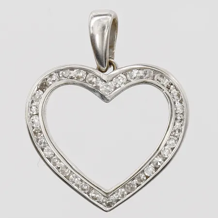 Hänge i form av ett hjärta med diamanter, åttkantsslipade, 34 x ca 0,005ct, höjd 18mm, bredd 15mm, 18K vitguld Vikt: 1,5 g