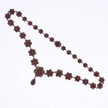 Halscollier med röda stenar troligen granater längd 44cm bredd 8mm-35mm ostämplat silver Bruttovikt: 24,4g Vikt: 24,4 g