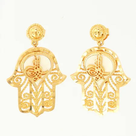 Ett par örhängen, vit plastdetalj längd: 2,5cm, bredd: 12-18mm, ena stift skevt, 21K  Vikt: 7,8 g