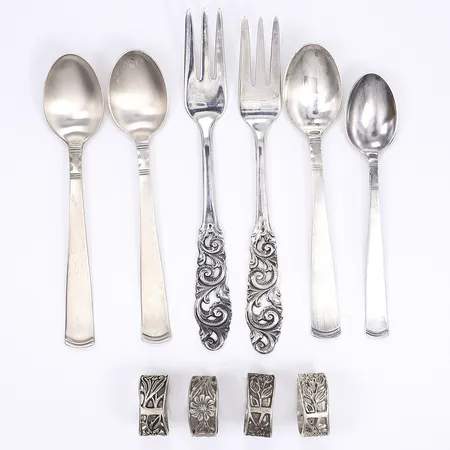 2 gafflar, 4 teskedar, 4 servettringar, silver 830/1000 Vikt: 125,9 g