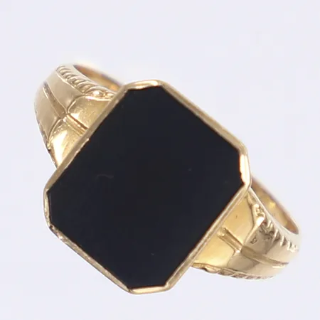 Ring med svart sten stl 17½ bredd 2-12mm 18K Bruttovikt: 3,8g Vikt: 3,8 g