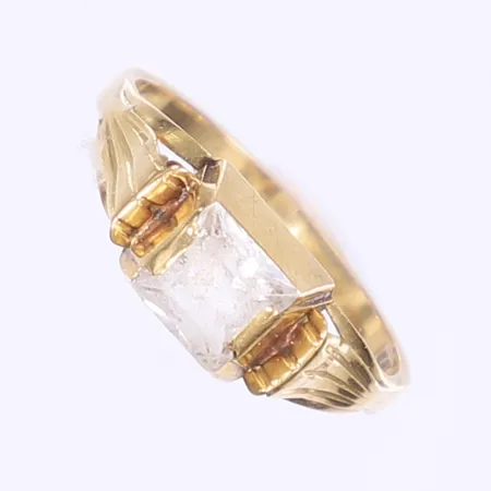 Ring med vit sten stl 18¾ bredd 2-7mm 18K Vikt: 2,8 g