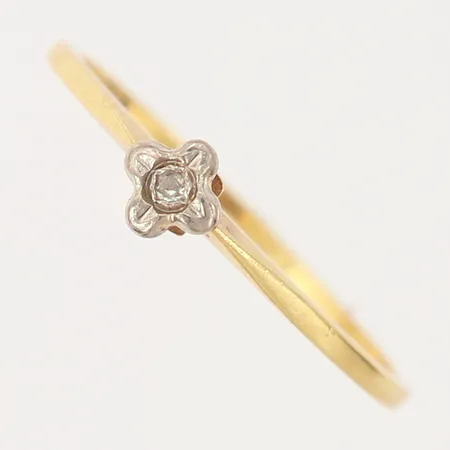 Ring med en diamant ca 0,005ct, stl: 16¾, bredd: 1-4,1mm, 18K  Vikt: 1,2 g