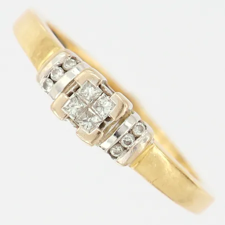 Ring med diamanter, prinsesslipade 4x ca 0,035ct, briljantslipade 6xca 0,005ct, stl: 19¼, bredd: 1,7mm, vitguldsdetaljer, GHA, 18K  Vikt: 3,3 g