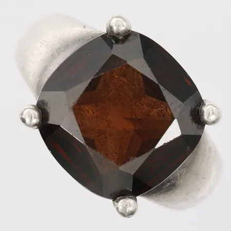 Ring Thomas Sabo med brunsyntetisk kubisk zirkon (cz), slitna fasettkanter, stl: 17½, silver 925/1000 Vikt: 10,3 g