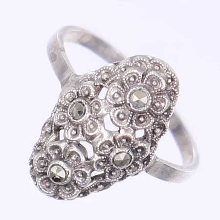 Ring med blommönster och markasiter stl 18¾ bredd 2-20mm silver 830/1000 Vikt: 2,4 g