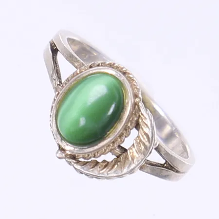 Ring med grön sten stl 17½, bredd 2-11mm, silver 925/1000 Vikt: 2,7 g