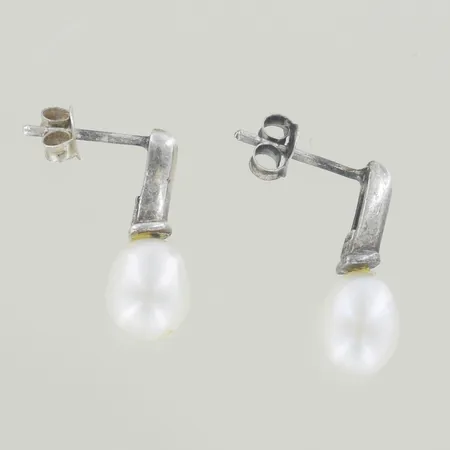 Ett par örhängen med pärlor, längd 1,5 cm, bredd 6,9 mm, silver 925/1000 Vikt: 2,5 g