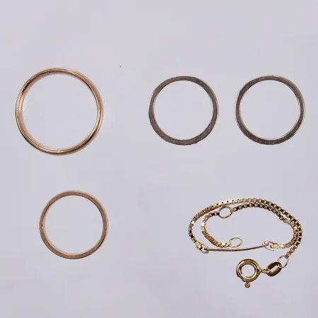 Diverse smycken, diamanter ca 30x0,01ct, graverat, 18K  Vikt: 19,6 g