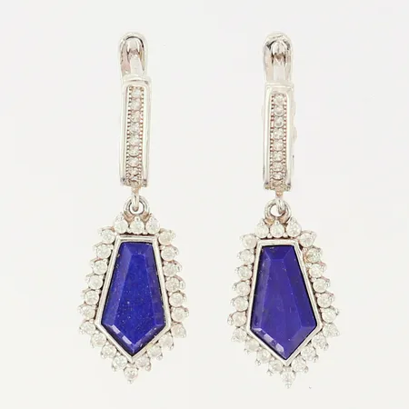 Ett par örhängen med vita och blåa stenar, längd: 3,5cm, bredd: 3-11mm, silver 925/1000 Vikt: 6,1 g