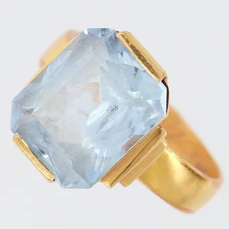 Ring med blå sten, stl: 17½, bredd: 3,9mm, fattning i 18K, gravyr, repig, 20K Vikt: 6,6 g