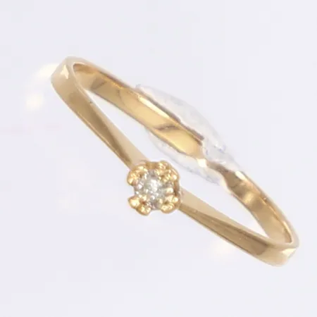 Ring med diamant 1x ca 0,01ct, stl 16¾, bredd 1,5-3,5mm, 18K Vikt: 1,2 g
