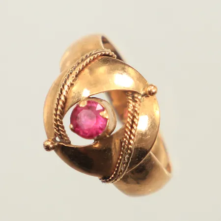 Ring med rosa sten, stl 16¾, bredd 3,8-14mm, 18K  Vikt: 3,2 g