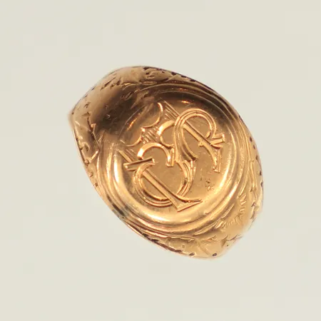 Klackring, stl 15, bredd 3,8-12,3mm, monogramgravyr, skev, ostämplad, 18K  Vikt: 3,6 g